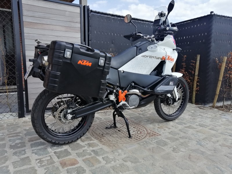 Hier wat foto's van mijn 883R, plus 1 van mijn Ktm 990Adventure